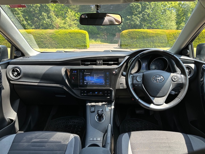 TOYOTA AURIS